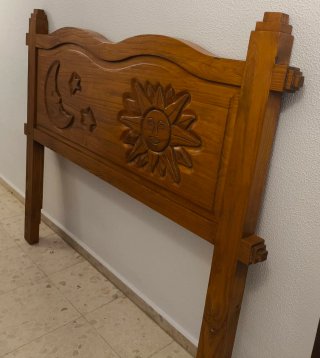 Cabecero de cama de madera con sol y luna