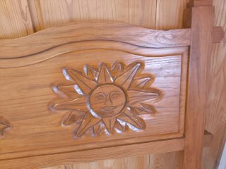 Cabecero de cama de madera con sol y luna