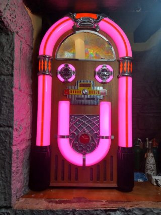 Jukebox estilo retro rosa y marrón