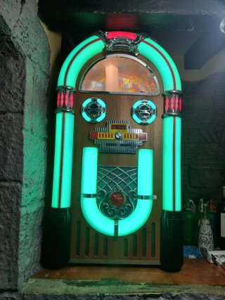 Jukebox estilo retro rosa y marrón