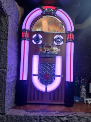 Jukebox estilo retro rosa y marrón