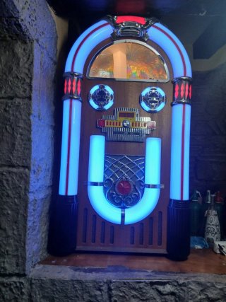 Jukebox estilo retro rosa y marrón