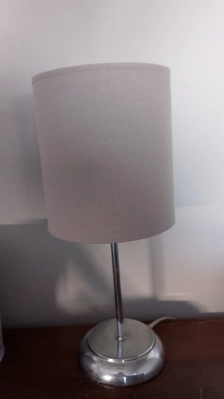 Lámpara de mesa gris y plateada