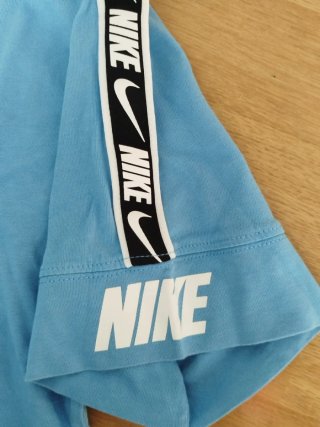Camiseta Nike azul claro con logo