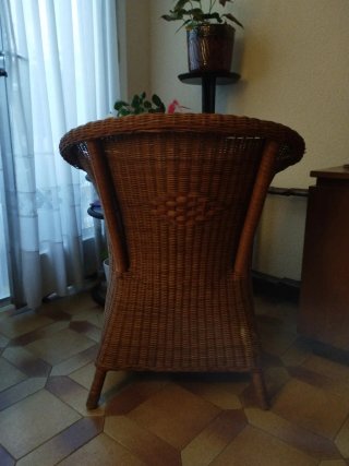 Sillón de mimbre, Lo regalo por falta de espacio