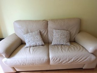 Sofá de cuero beige 2m