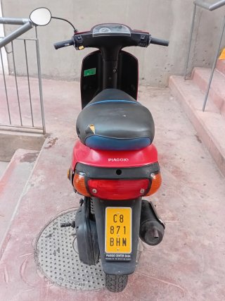 Piaggio Zip Scooter Roja y Negra