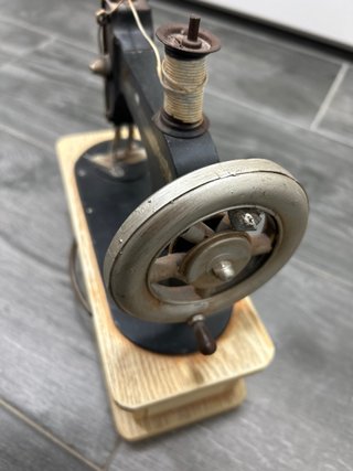 Máquina de coser decorativa hecha a mano