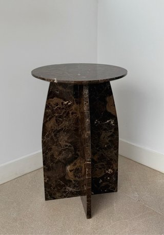 Mesa auxiliar de mármol diseño contemporáneo