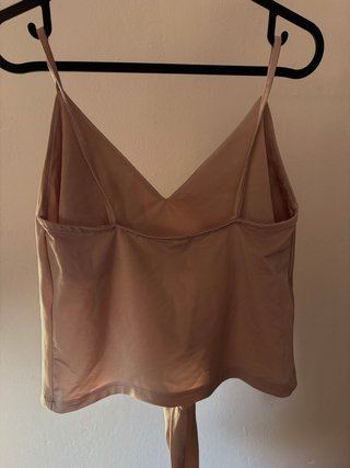 Top con spalline satinate nude beige