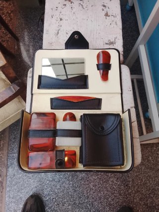 Elegante trousse da viaggio per gentiluomo Nero e Rosso