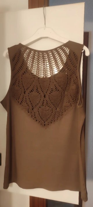 Canottiera da donna con dettagli in pizzo a crochet