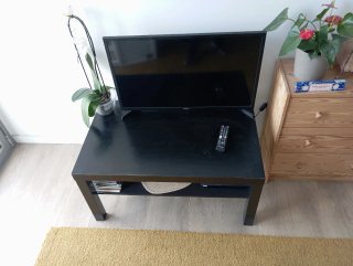 Samsung Smart TV Negro y mmesa Ikea tv