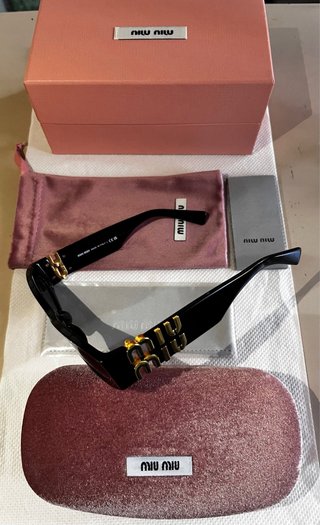 Occhiali da sole Miu Miu neri e oro