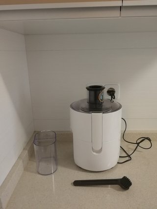 Licuadora blanca con accesorios