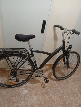 Bicicleta negra con portaequipajes 29 pulgadas.