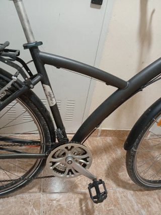 Bicicleta negra con portaequipajes 29 pulgadas.