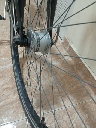 Bicicleta negra con portaequipajes 29 pulgadas.
