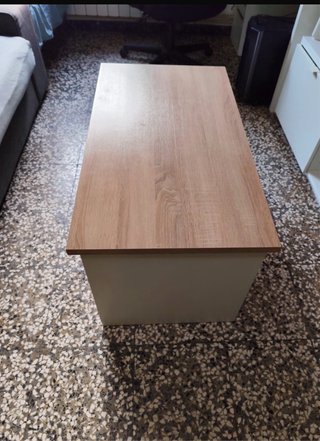 Mesa elevable de madera y plástico
