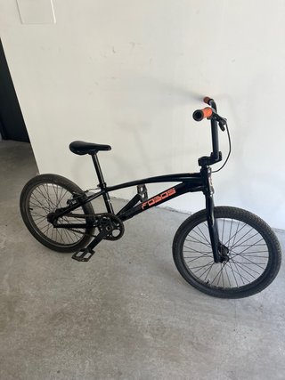 Bicicleta BMX de competición negra