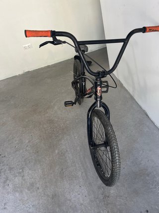 Bicicleta BMX de competición negra
