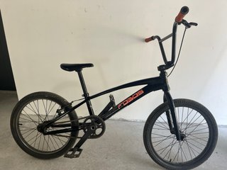 Bicicleta BMX de competición negra