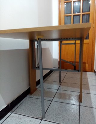 Mesa plegable con alas abatibles
