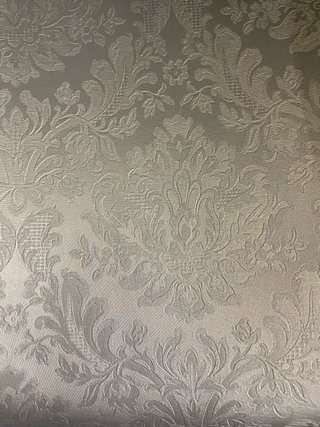 Silla de peluquería dorada con estampado