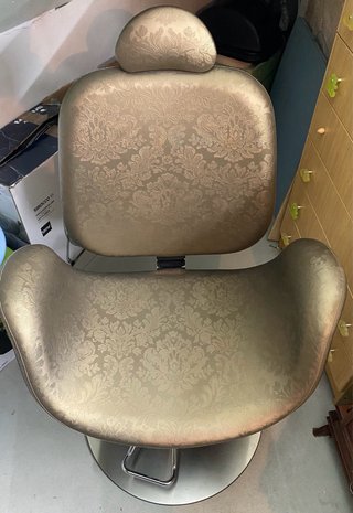 Silla de peluquería dorada con estampado