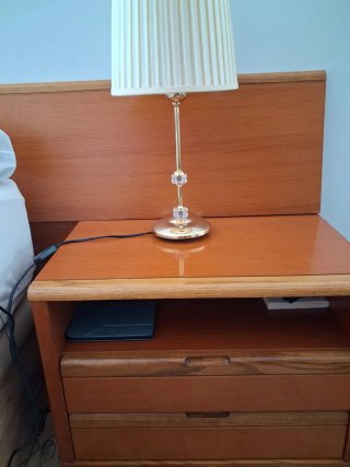 Cabecero y mesillas de madera.Espejo y mueble TV
