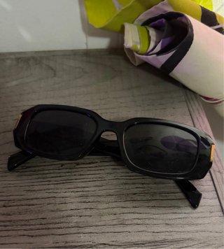 Gafas de sol negras con detalles dorados