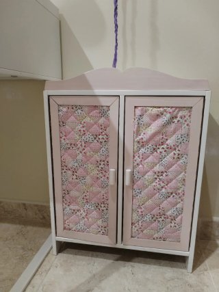 Armario de juguete rosa con puertas