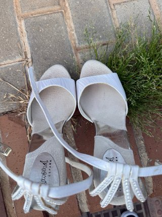 Zapatos de tacón blancos y plateados Edmond