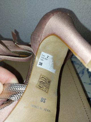 Tacones de fiesta dorados y rosas