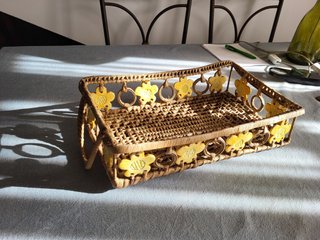 Cesta Vime com Detalhes Cerâmica Flor Amarela
