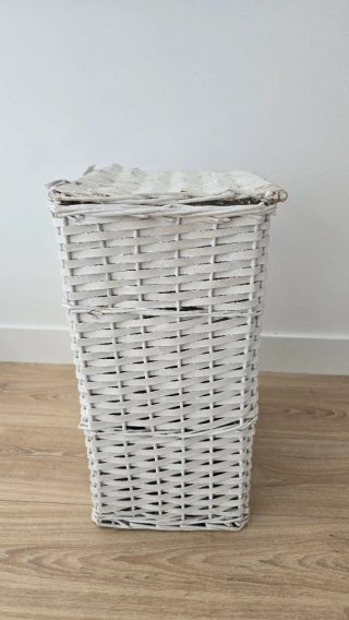 Cesto de ropa de mimbre blanco