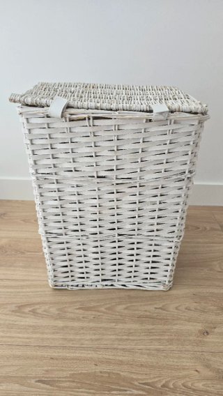 Cesto de ropa de mimbre blanco