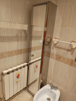 Mueble de baño con espejo plateado