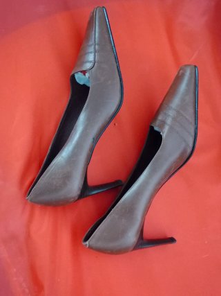 Zapatos de salón marrones con tacón para señora