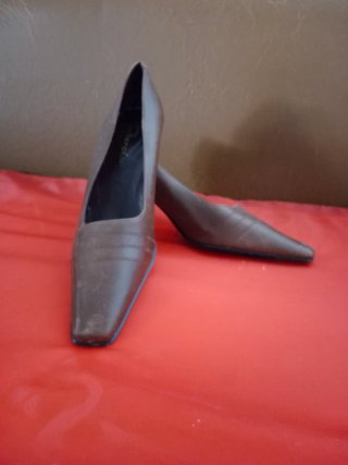 Zapatos de salón marrones con tacón para señora