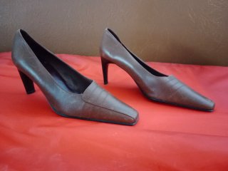 Zapatos de salón marrones con tacón para señora