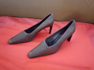 Zapatos de salón marrones con tacón para señora