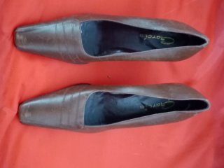 Zapatos de salón marrones con tacón para señora