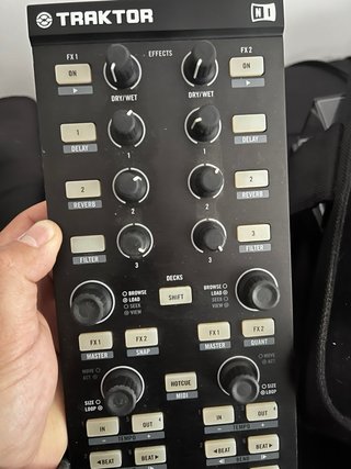 Controlador DJ Traktor Kontrol X1