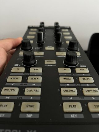 Controlador DJ Traktor Kontrol X1