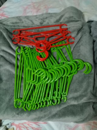Juego de 22 perchas infantiles de plástico.