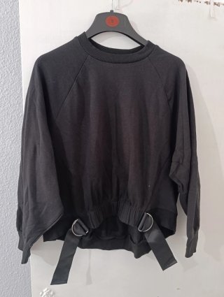 Sudadera negra con cintas