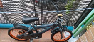 Bicicleta infantil con ruedines