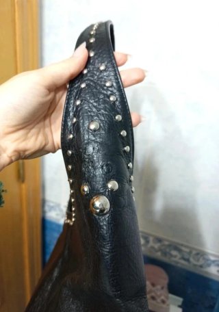Bolso de piel negro con tachuelas