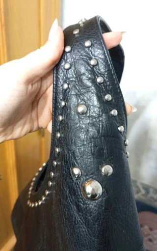 Bolso de piel negro con tachuelas